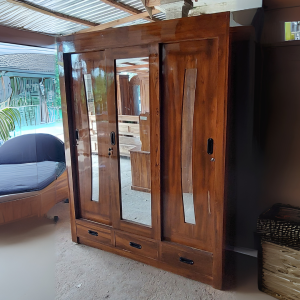 Lemari Baju Pintu 3 model sliding bahan full kayu jati di lengkapi laci bawah